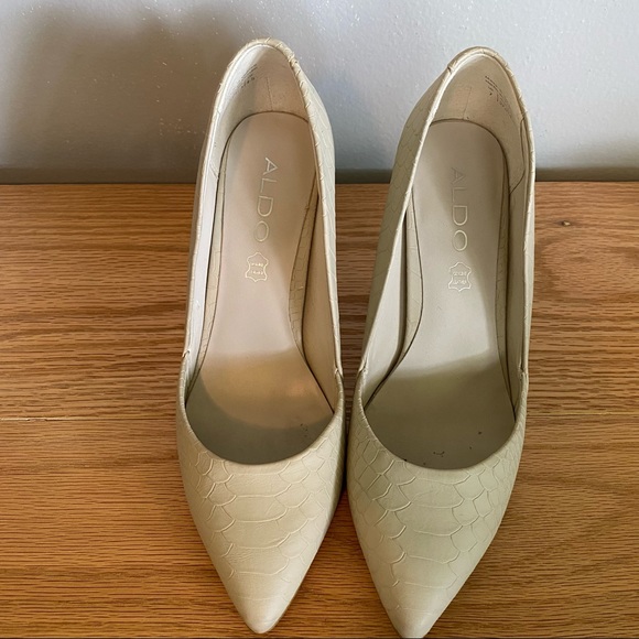 Cream Colored Aldo Snake Skin Pumps. Size 7 - Picture 4 of 8